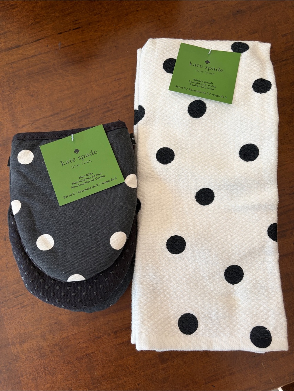 NWT kate spade 5 piece bundle 2 oven mitts and set of 3 dish towels